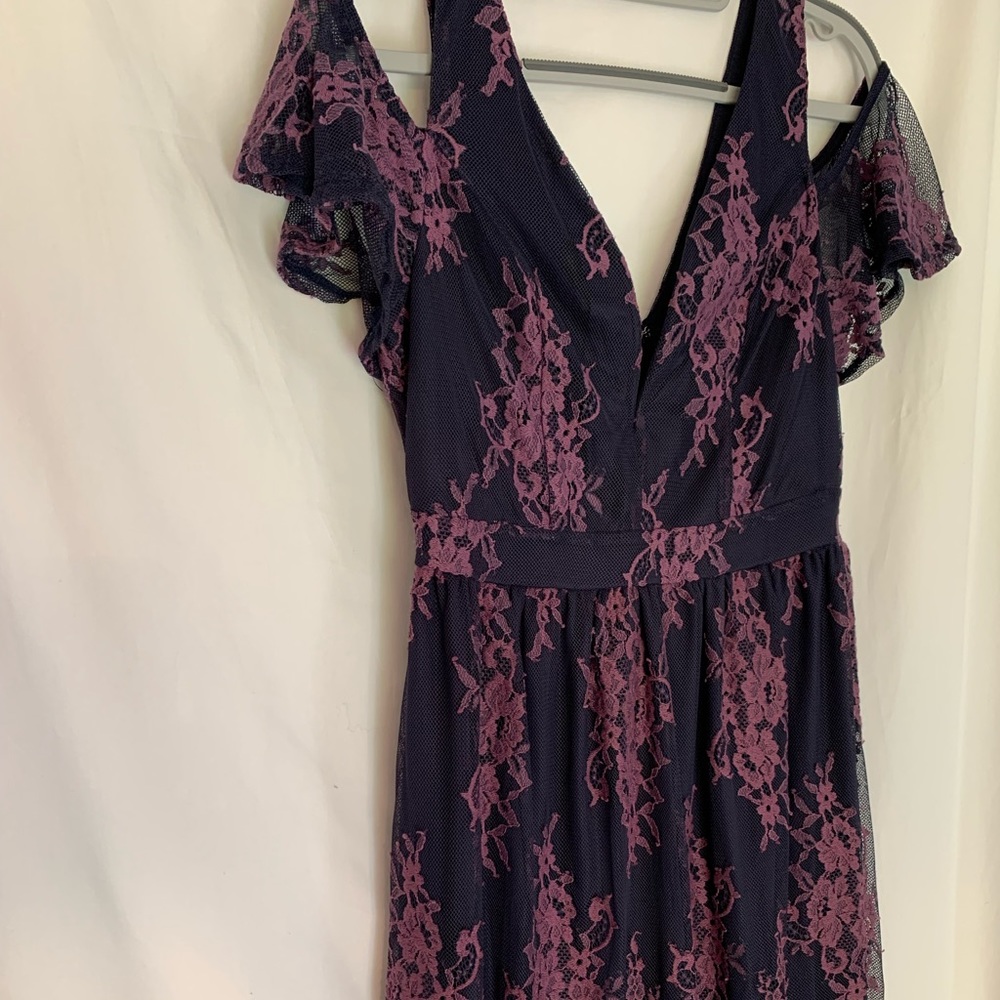Venus lace dress in great condition. Size 6